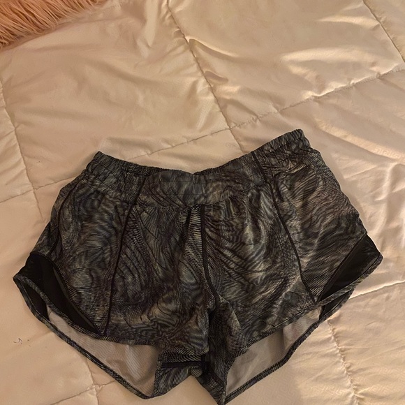 Perfect condition lulu shorts - Picture 3 of 3